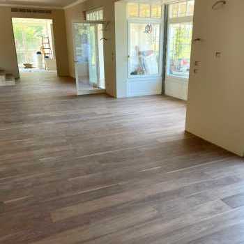 Parquet in noce americano naturale verniciato all'acqua